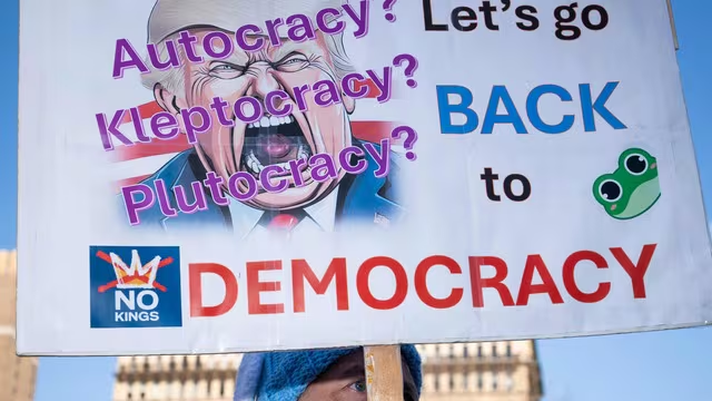 ‘नो किंग्स’ रैली में प्रदर्शन करते लोग