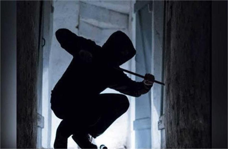 घर में चोरी, 10 लाख नकदी और सोने-चांदी के गहने पार