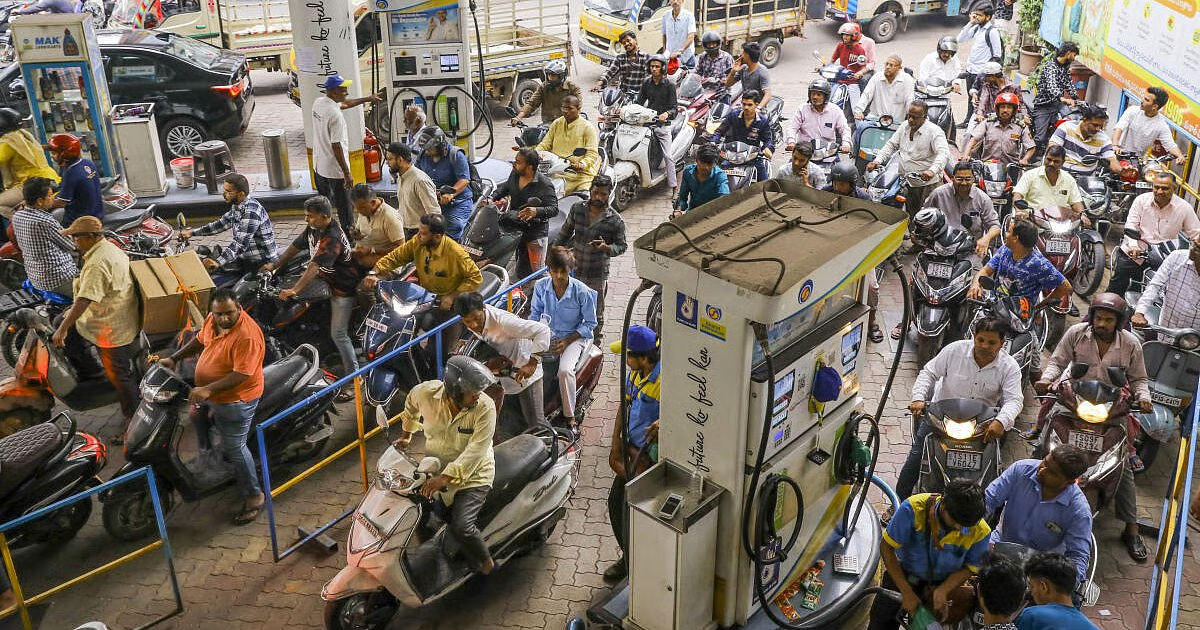 हैदराबाद में पेट्रोल पंप पर लंबी कतार में खड़े वाहन