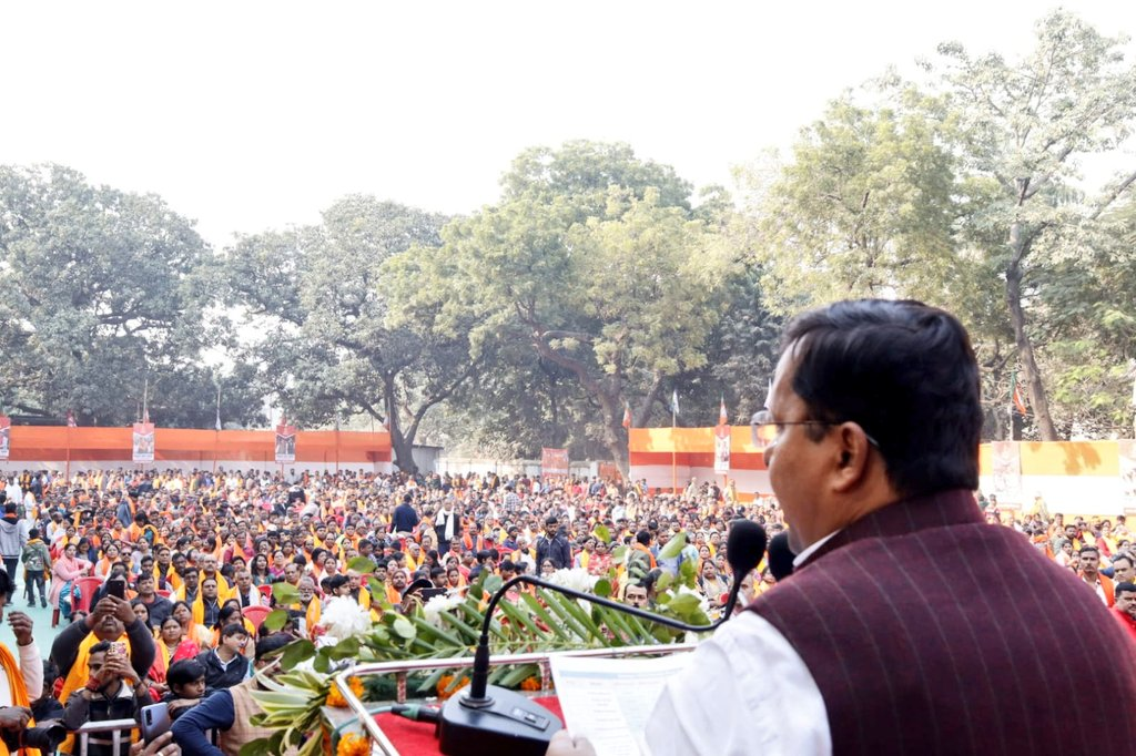 नितिन नवीन जनता को संबोधित करते हुए