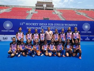 महिला हॉकी मैच खेलती खिलाड़ियों का दृश्य