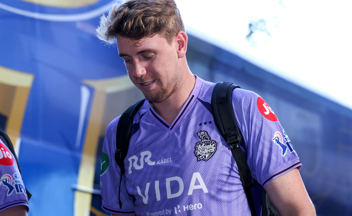 कैमरन ग्रीन क्रिकेट मैदान पर खेलते हुए