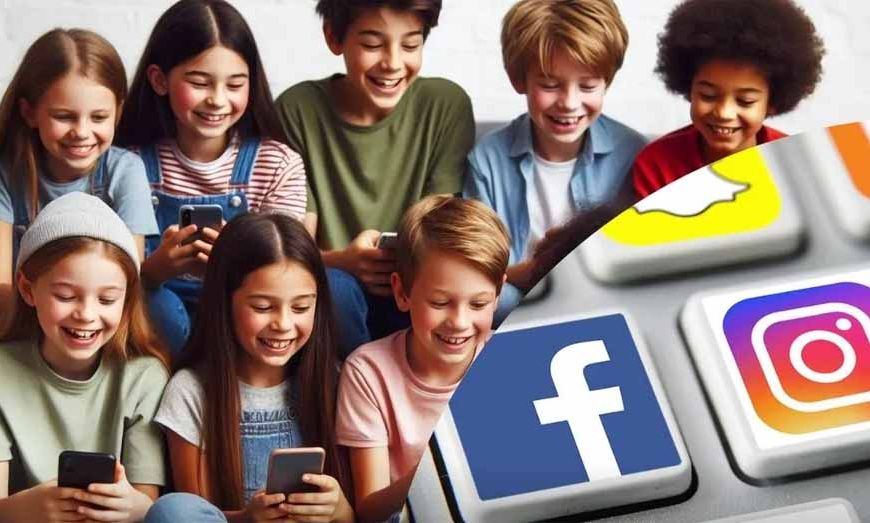 बच्चे मोबाइल पर सोशल मीडिया इस्तेमाल करते हुए