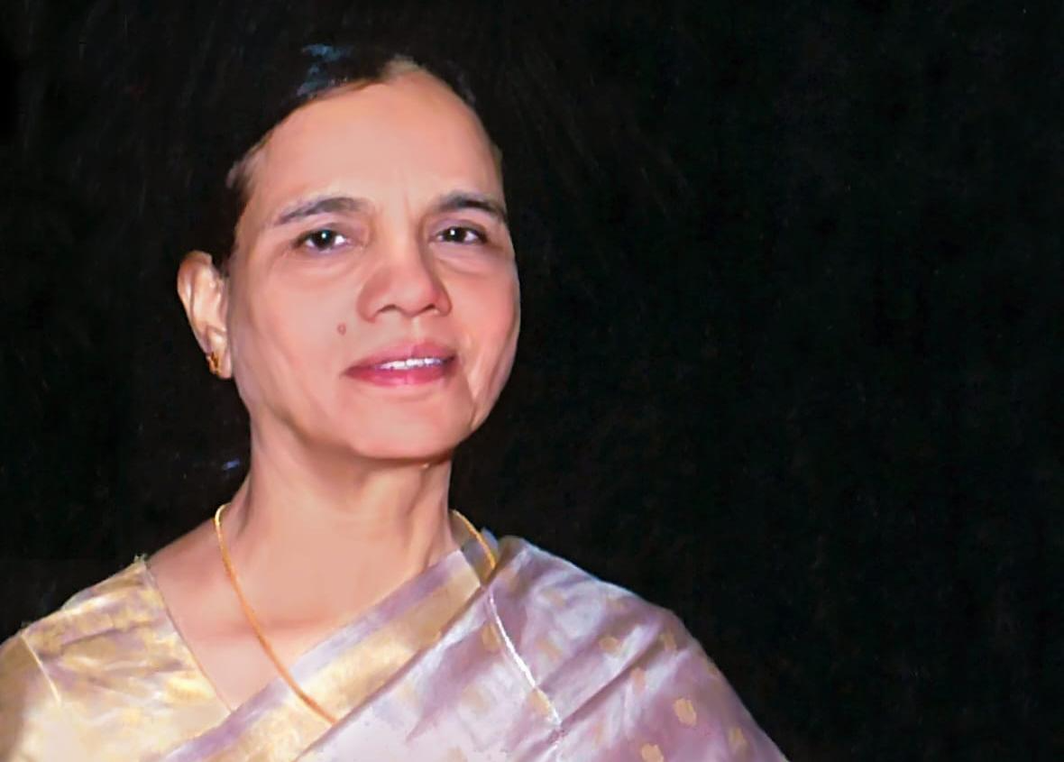 हिमानी शिवपुरी ‘अकेली’ नाटक मंचित करते हुए