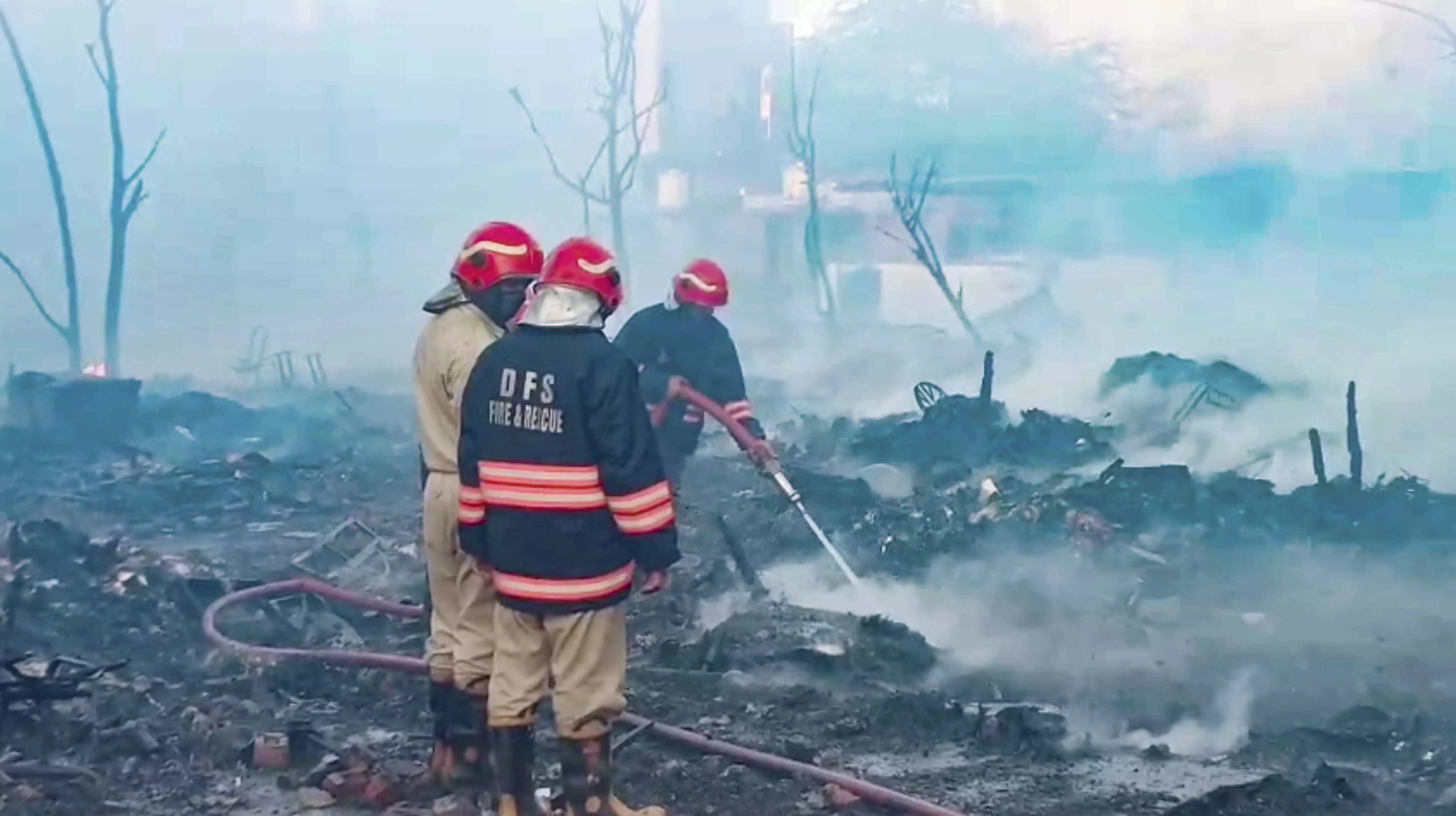 दिल्ली रिठाला में झुग्गी बस्ती में भीषण आग