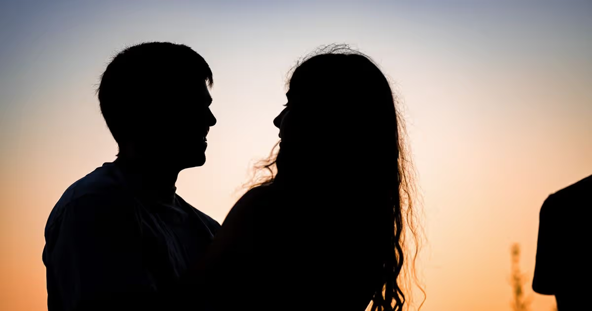 दो महिलाएं रिश्तों और परिवार पर भावुक चर्चा करते हुए