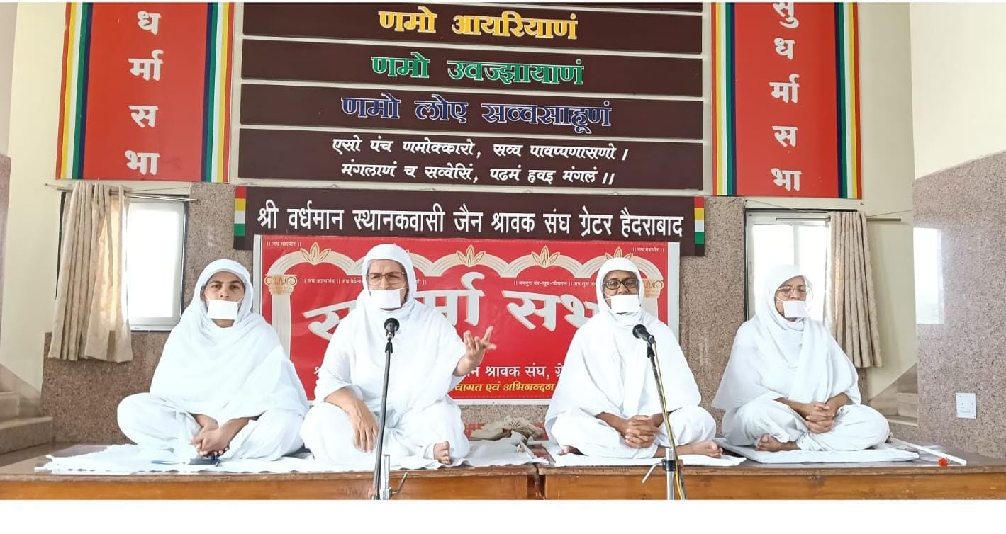 महासती निर्मला जी म.सा धर्मसभा में प्रवचन देते हुए