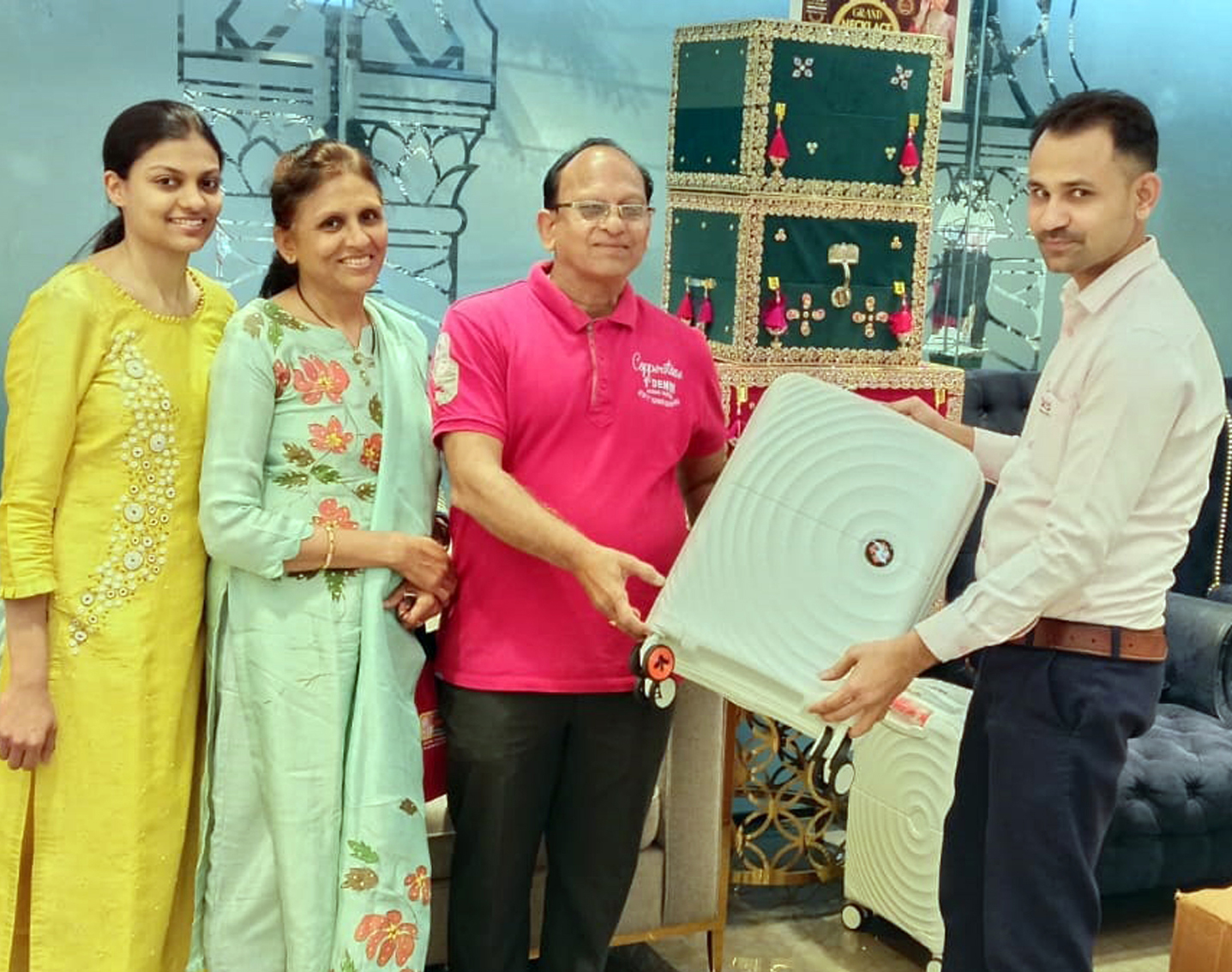 शिवराज लक्ष्मीचंद ज्वेलर्स में प्रदर्शित नेकलेस और बैंगल्स