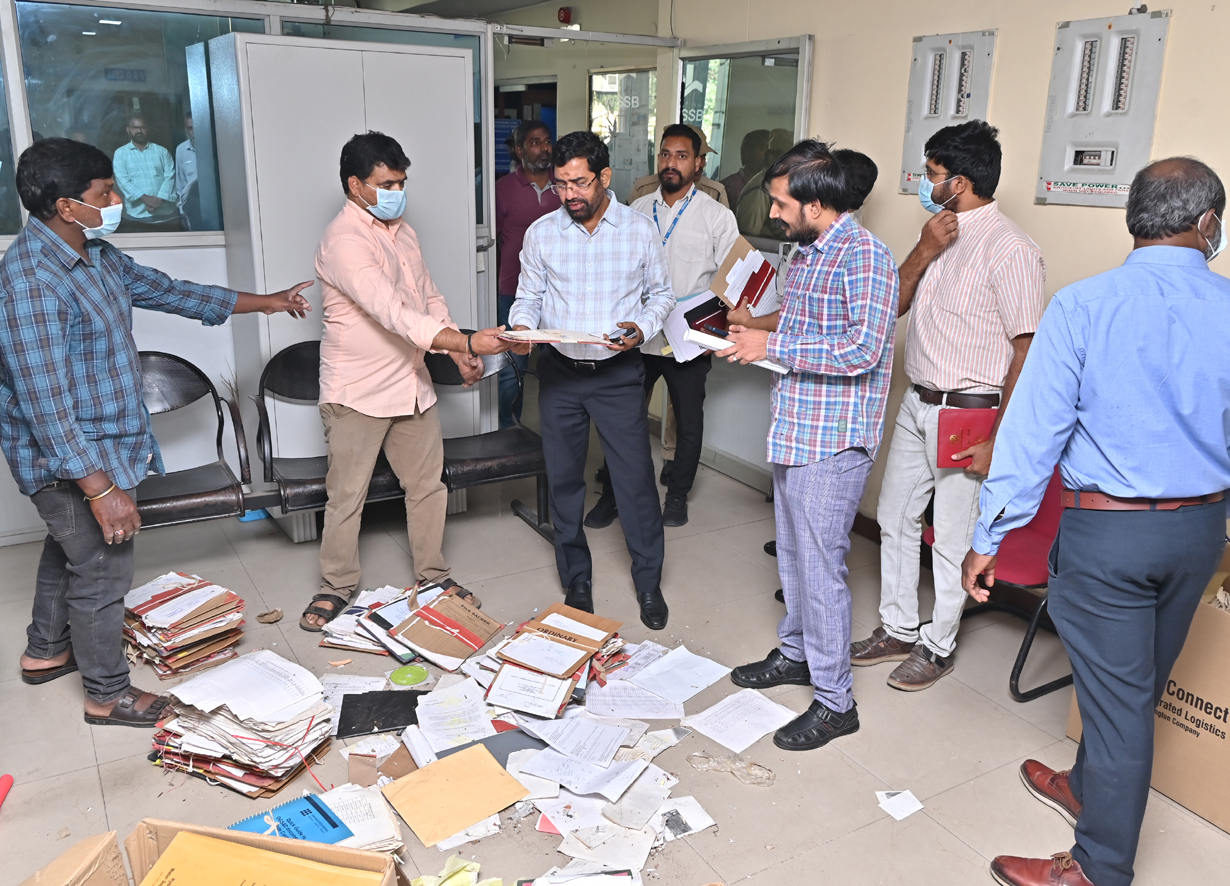 जल बोर्ड मुख्यालय में अधिकारियों के साथ बैठक करते एमडी