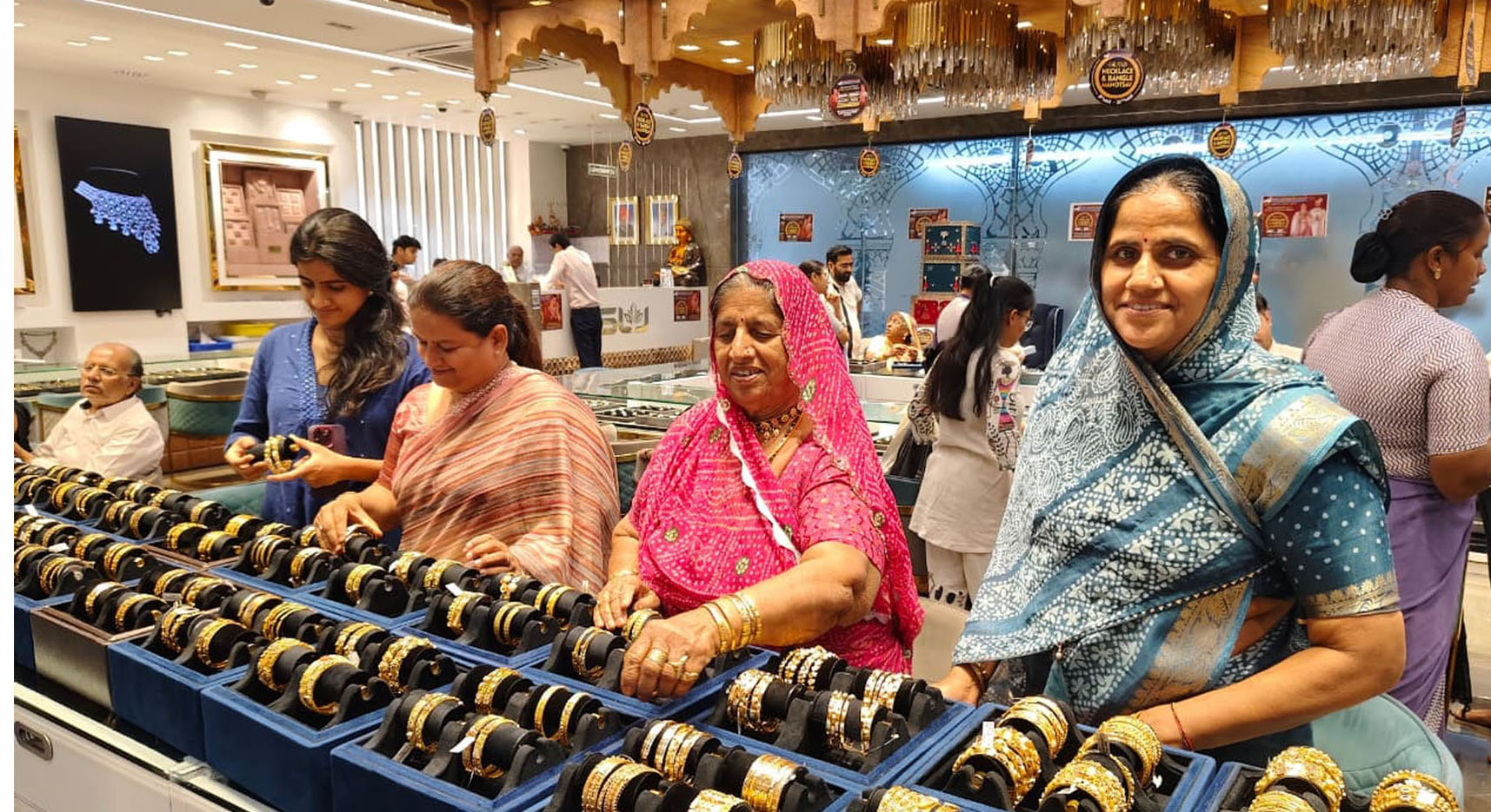 शिवराज ज्वेलर्स का भव्य नेकलेस-बैंगल्स महोत्सव