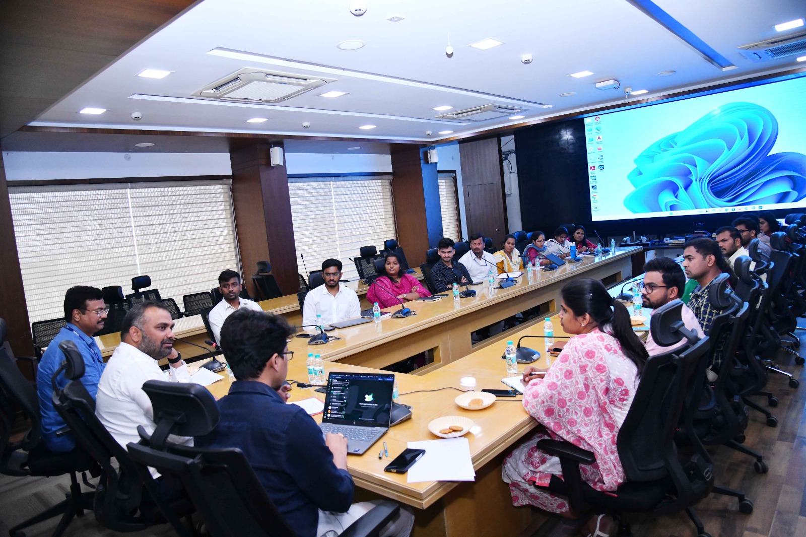 स्वच्छता अभियान की समीक्षा करते जीएचएमसी आयुक्त