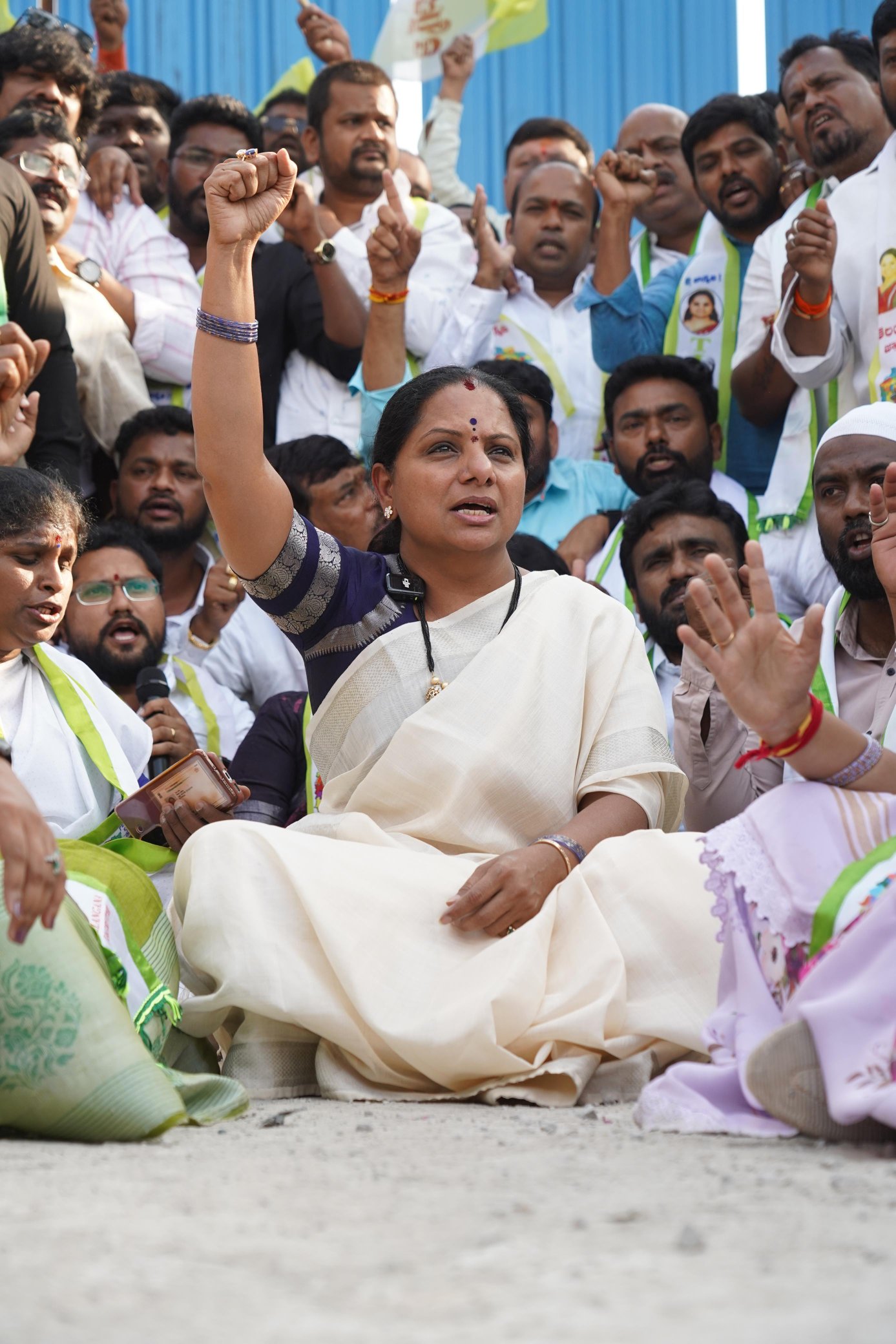 मूसी किनारे निर्माण के विरोध में के. कविता धरने पर