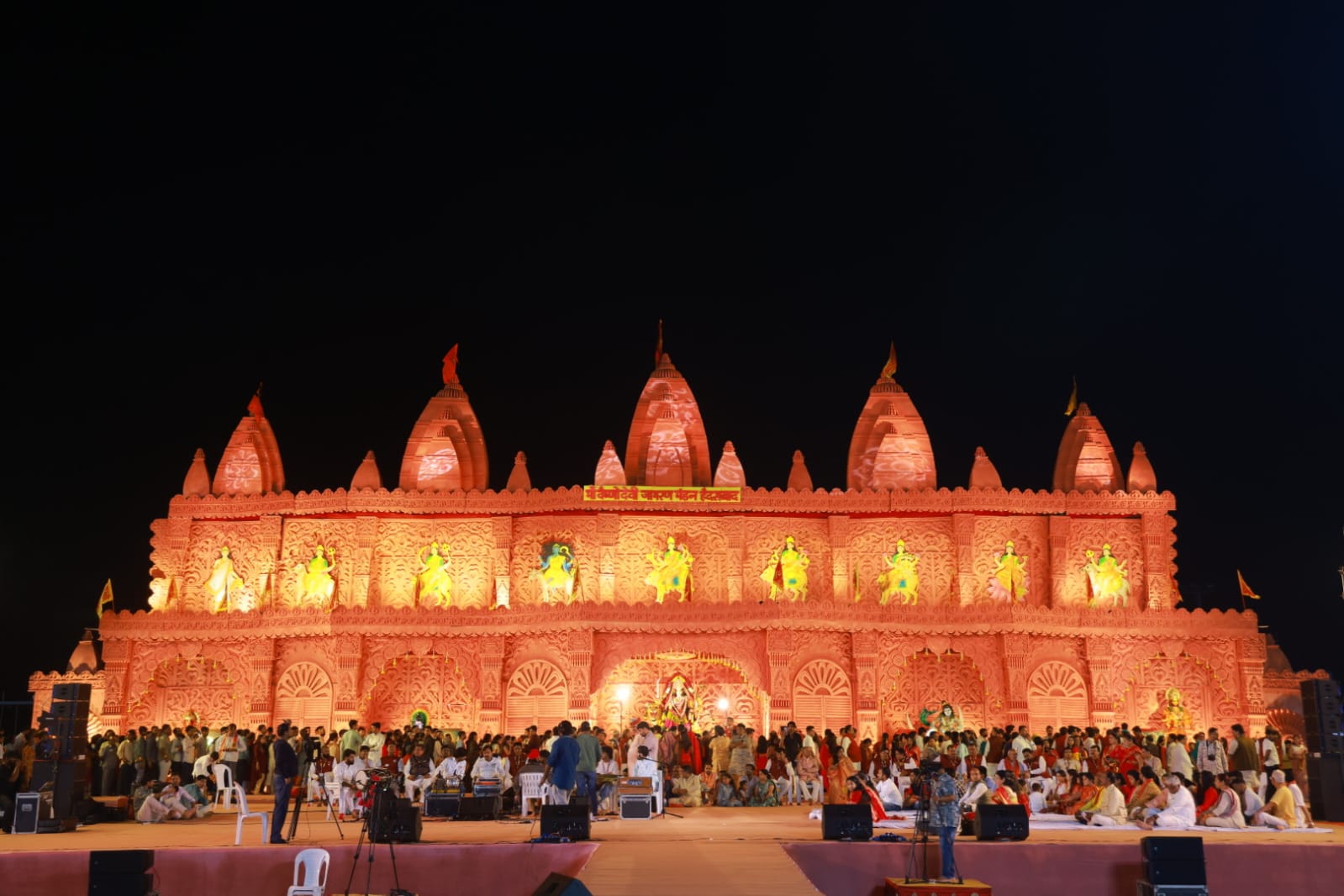 नुमाइश मैदान में माँ वैष्णो देवी के भव्य जागरण का दृश्य