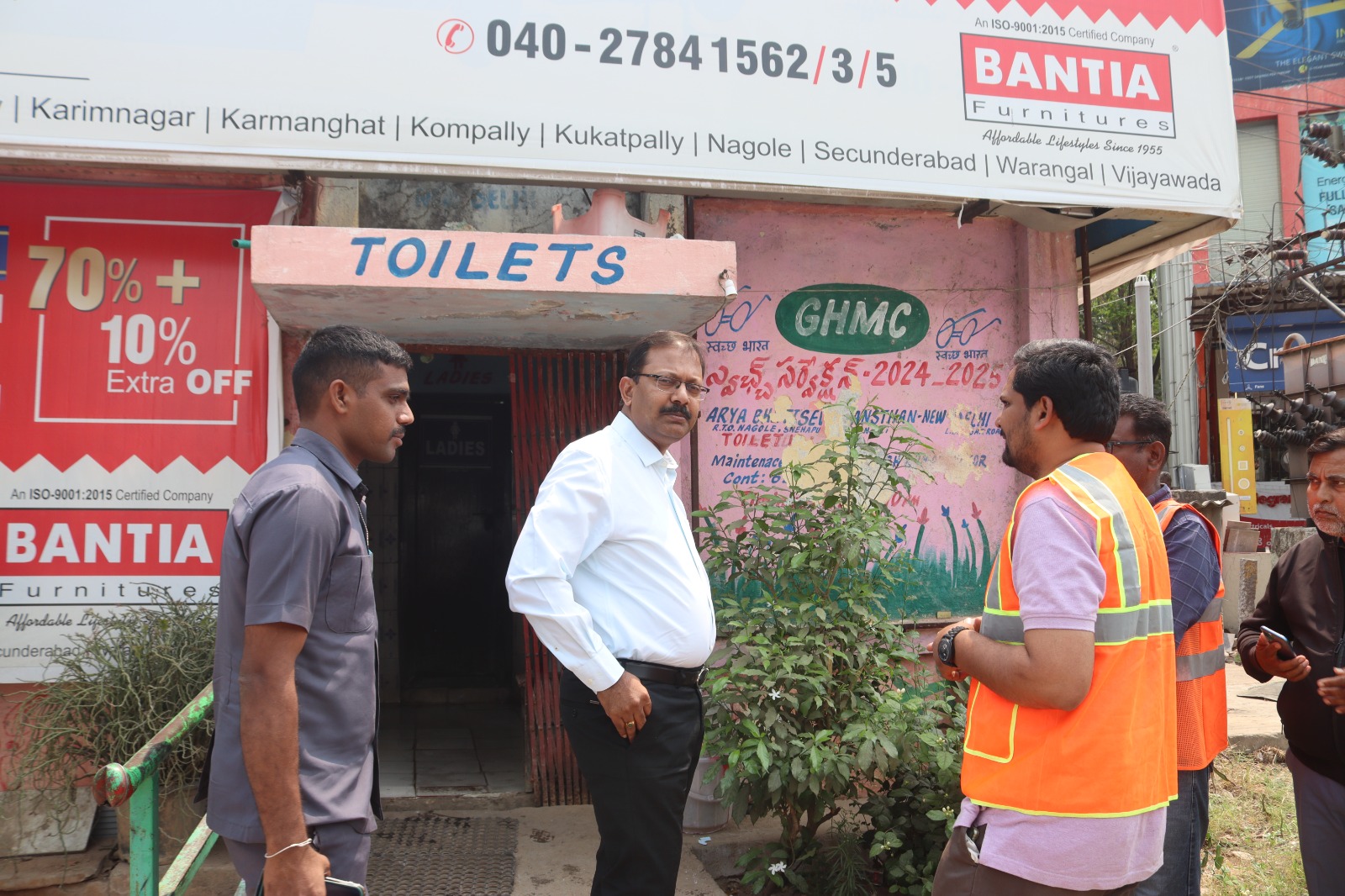 एमएमसी आयुक्त बैठक में अधिकारियों संग समीक्षा करते हुए