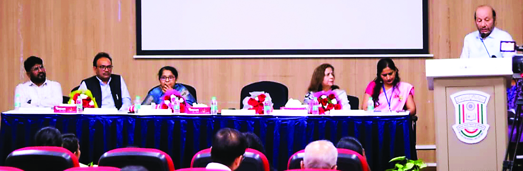 महिला लेखन संगोष्ठी में वक्ताओं का पैनल और चर्चा