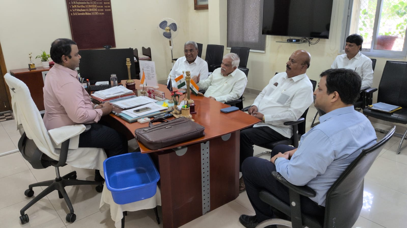 तेलंगाना कोऑपरेटिव बैंक मीटिंग का दृश्य