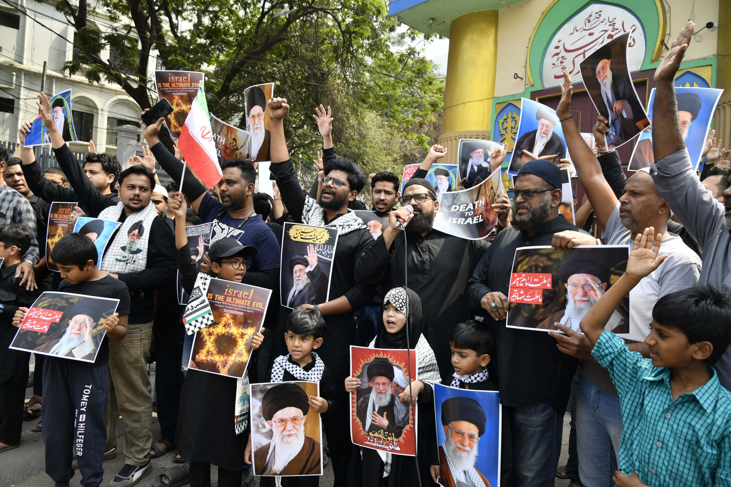 पुराने शहर में खामेनेई को श्रद्धांजलि देते प्रदर्शनकारी