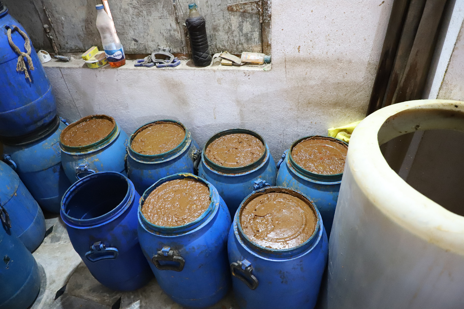 मिलावटी पेस्ट बनाने के गोदाम पर पुलिस छापा