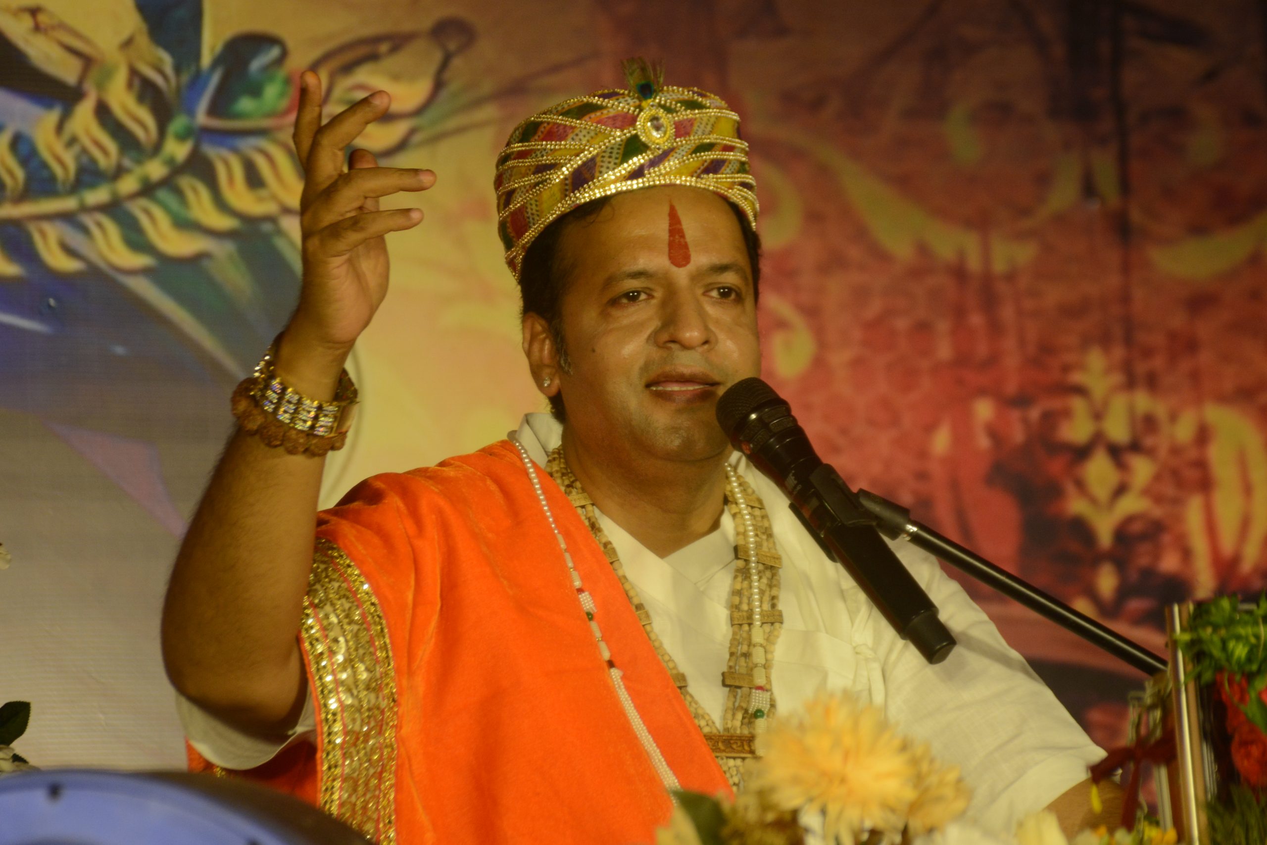 श्रद्धालु श्री श्याम कथा में भाग लेते हुए