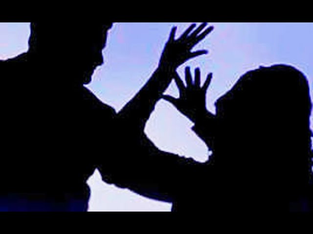 छात्रों का विरोध प्रदर्शन कॉलेज के बाहर