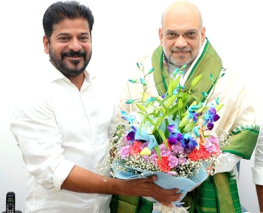 अमित शाह से मुलाकात करते तेलंगाना के मुख्यमंत्री रेवंत रेड्डी