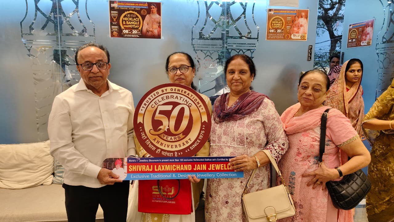 हैदराबाद में आभूषण महोत्सव में ग्राहकों की खरीदारी