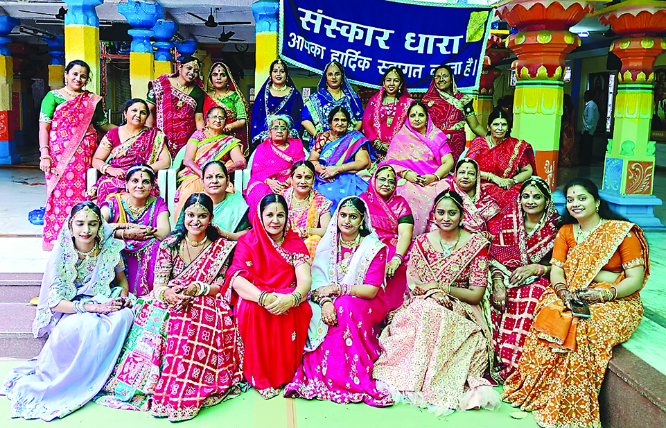 गणगौर सूरजजी के सामूहिक उद्यापन में महिलाएँ भाग लेती हुई