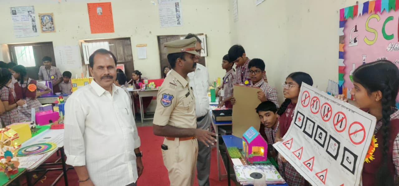 विद्यार्थियों ने विज्ञान दिवस पर अपने मॉडल और प्रॉजेक्ट पेश किए