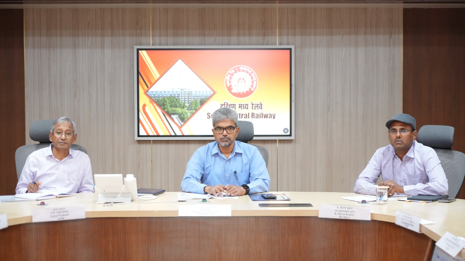 संजय कुमार श्रीवास्तव रेलवे सुरक्षा समीक्षा बैठक में