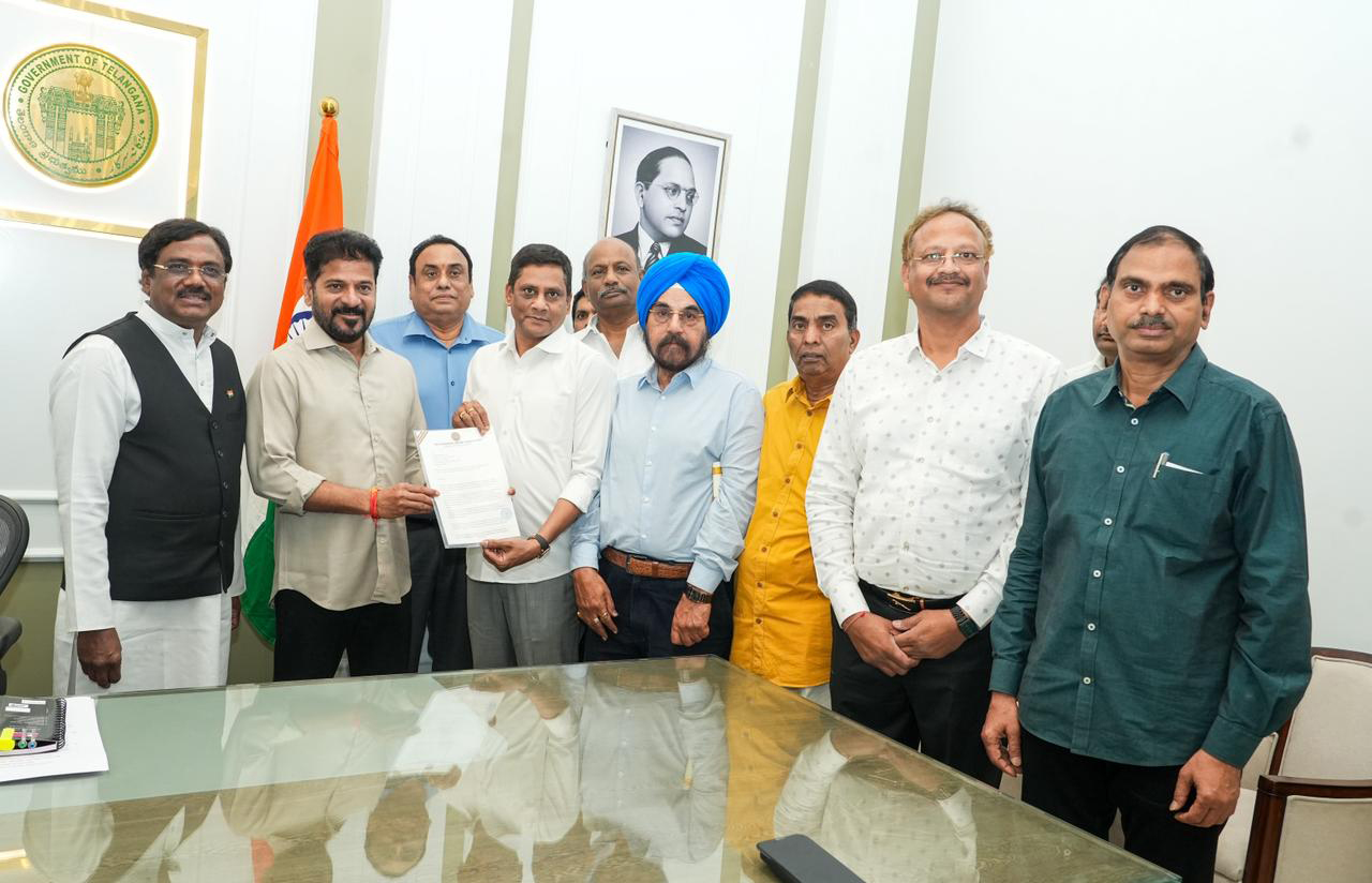 राजीव गांधी स्टेडियम और HCA अधिकारी मुख्यमंत्री से मिलते हुए