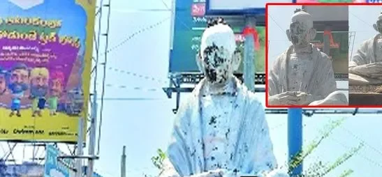 मेदक में गांधी प्रतिमा के अपमान पर लोगों का विरोध