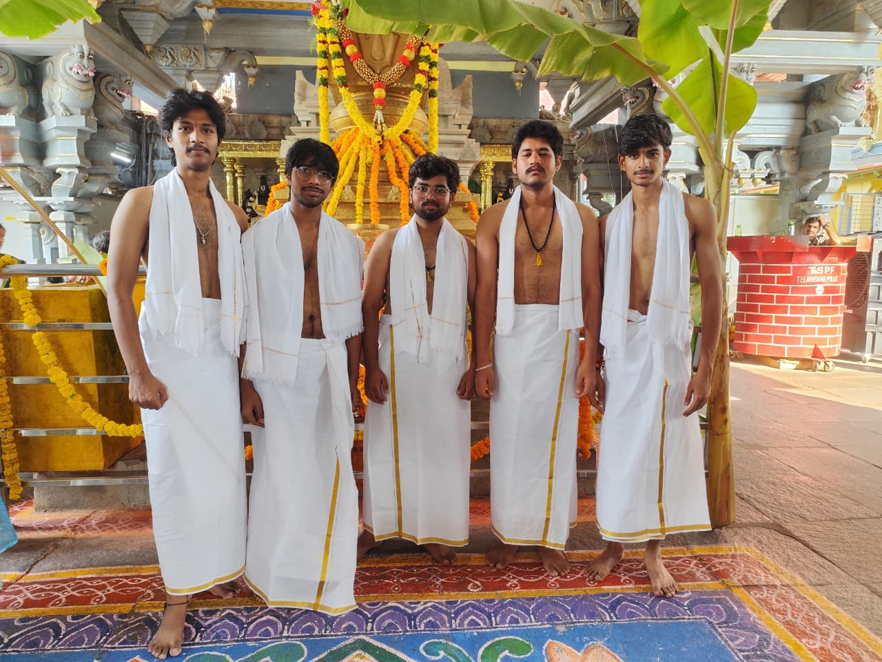 गोदावरी नदी में डूबे छात्रों की खोज कार्य