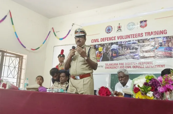 युवाओं को आपदा प्रबंधन का प्रशिक्षण देते अधिकारी