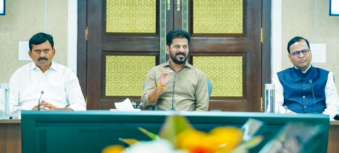 सीएम रेवंत रेड्डी 99 दिन अभियान में अधिकारियों को संबोधित करते हुए