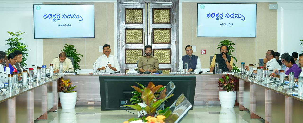 सीएम रेवंत रेड्डी 99 दिन अभियान में अधिकारियों को संबोधित करते हुए