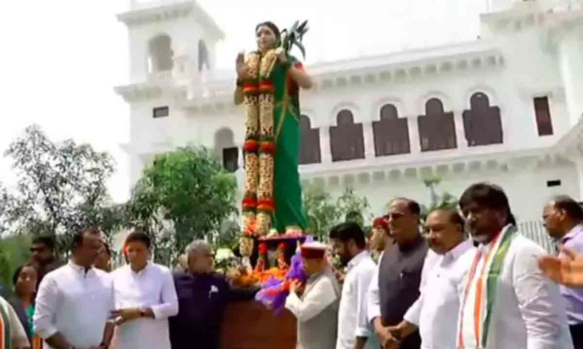 विधानसभा परिसर में महात्मा गांधी और भीमराव अंबेडकर को श्रद्धांजलि