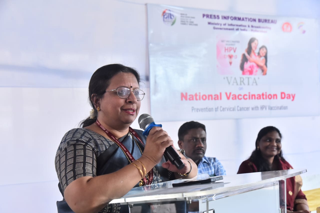 मुशीराबाद सरकारी हाई स्कूल में छात्राओं को एचपीवी टीकाकरण की जानकारी दी गई।
