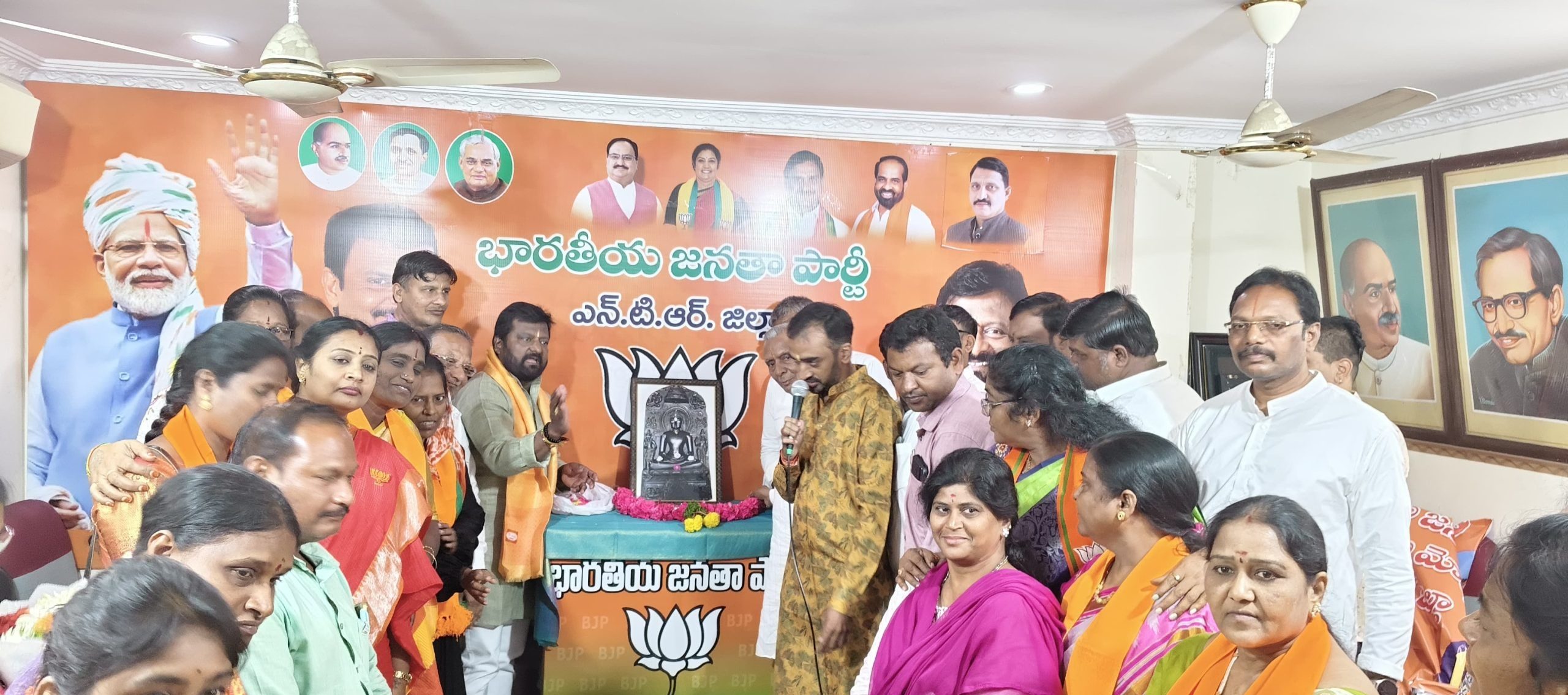 भगवान महावीर जन्मोत्सव में पुष्पांजलि अर्पित करते अड्डुरी श्रीराम