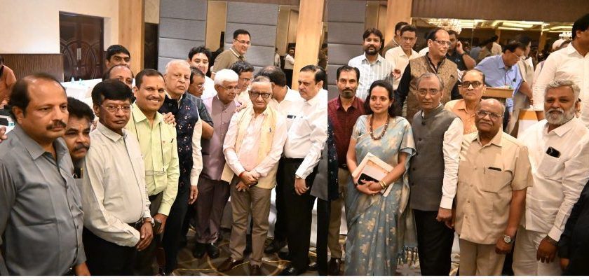 बैठक में हंगामा करते समाज के सदस्य