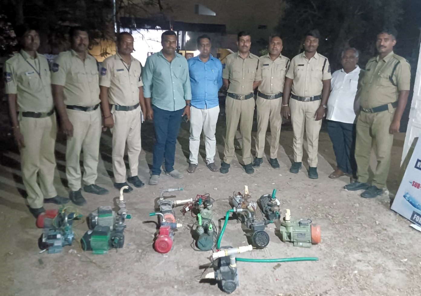 हैदराबाद में अवैध पानी मोटर जब्त करती टीम