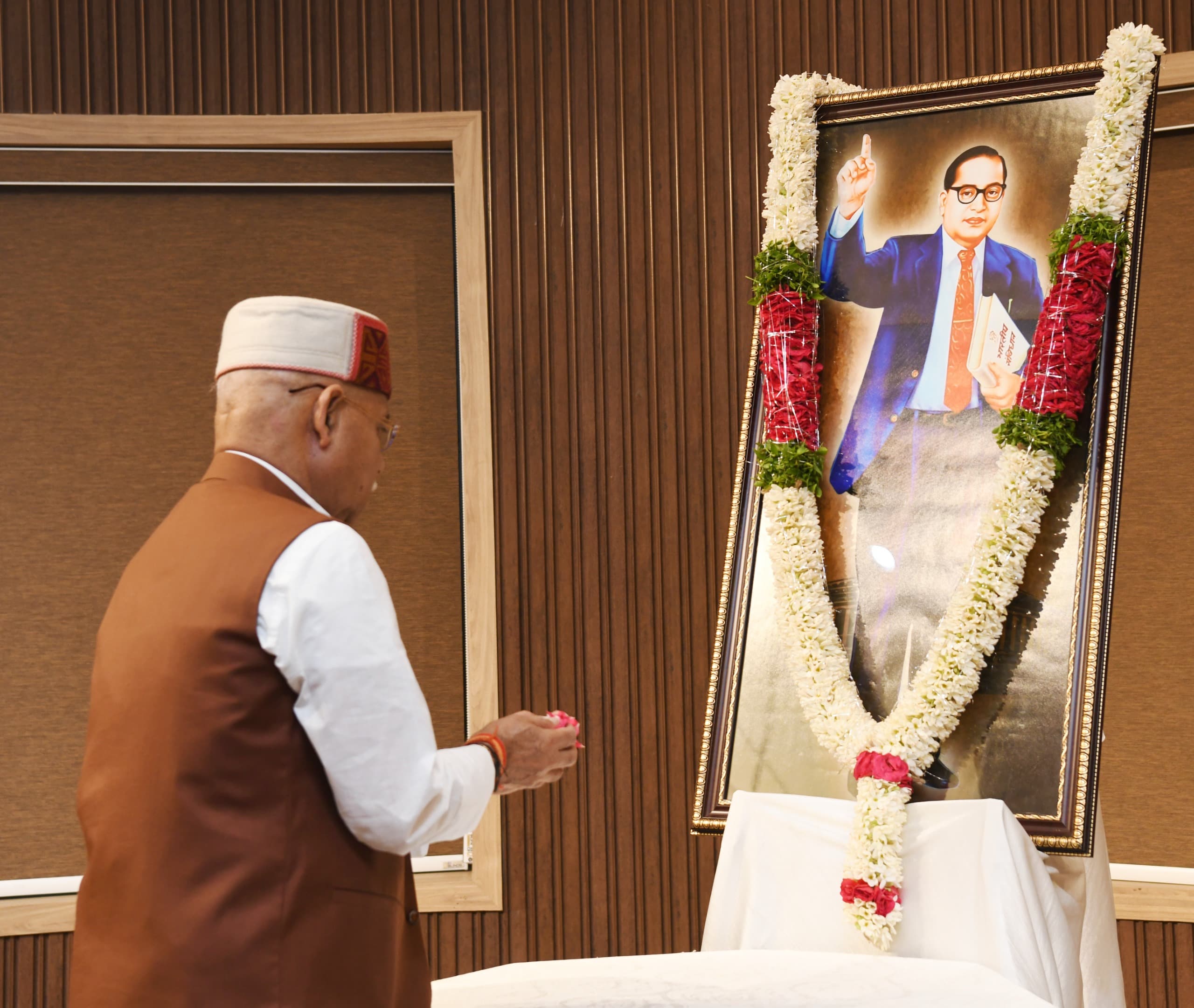 लोक भवन में अंबेडकर जयंती पर श्रद्धांजलि कार्यक्रम