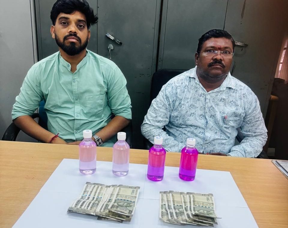 एसीबी ने रिश्वतखोरी में अधिकारियों को गिरफ्तार किया