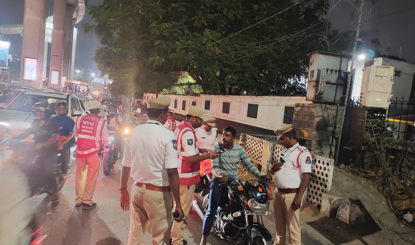 ड्रंक एंड ड्राइव अभियान में सैकड़ों चालक पकड़े गए