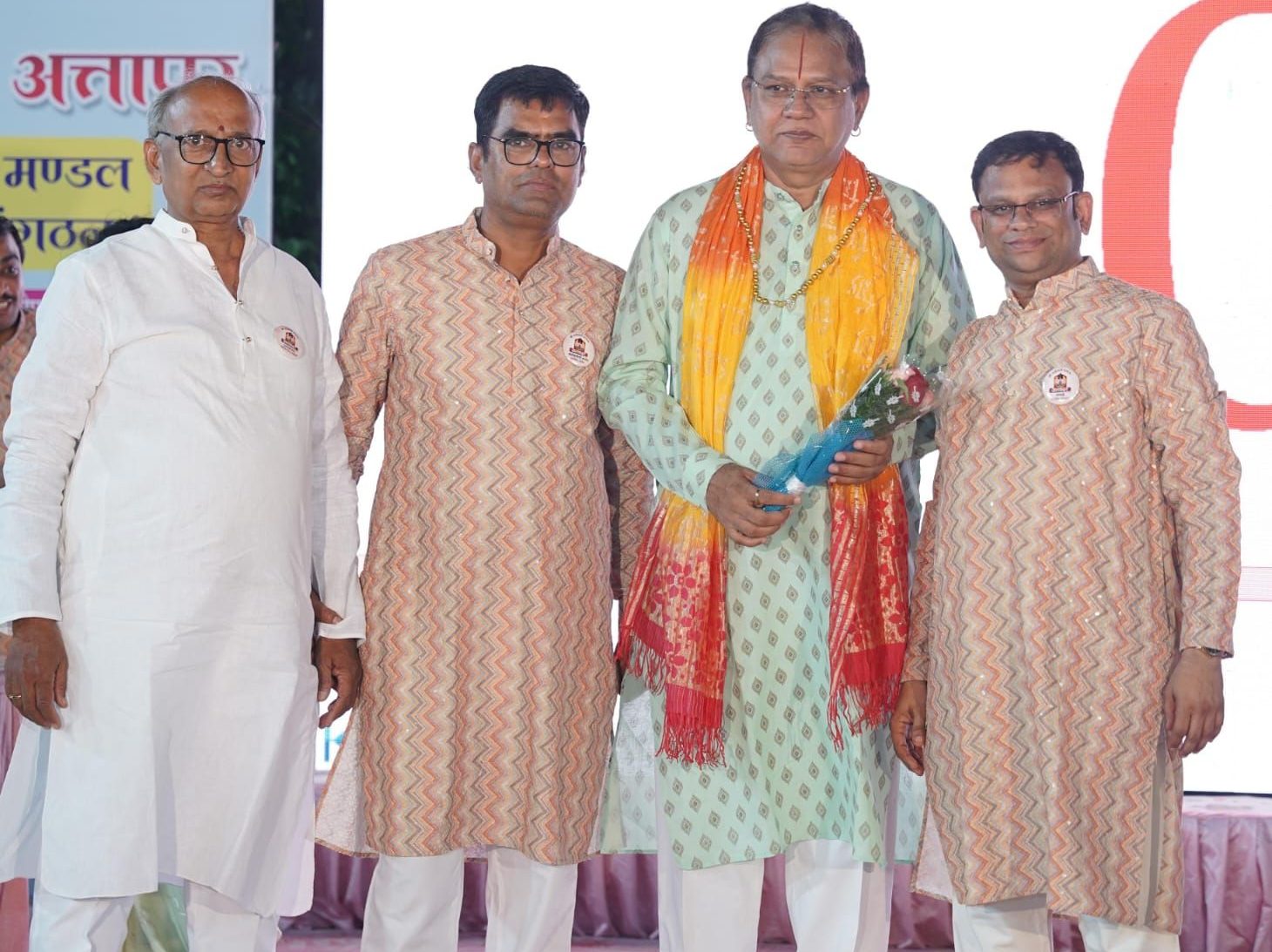 वसंतोत्सव कार्यक्रम में मंच पर उपस्थित अतिथि और प्रतिभागी