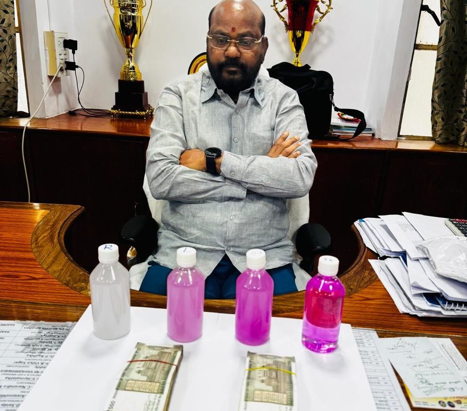 हैदराबाद: एसीबी ने डीन को रंगे हाथ गिरफ्तार किया