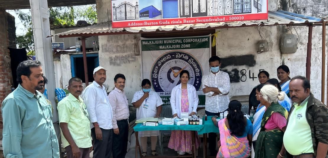 निशुल्क चिकित्सा शिविर में मरीजों की जांच करते डॉक्टर