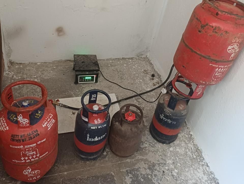 अवैध गैस रिफिलिंग करते आरोपी को पुलिस ने पकड़ा