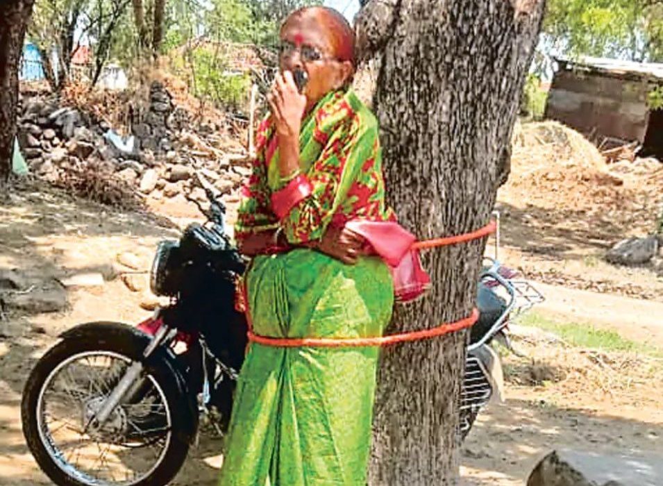 महिला को पेड़ से बांधने की घटना