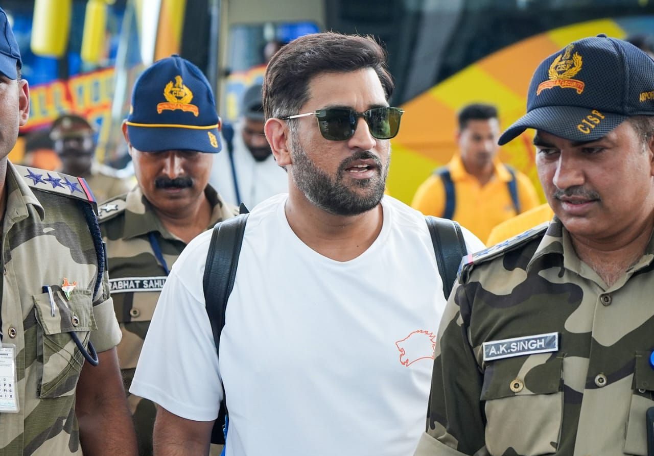 धोनी के हैदराबाद एयरपोर्ट पहुंचने पर फैंस की भीड़