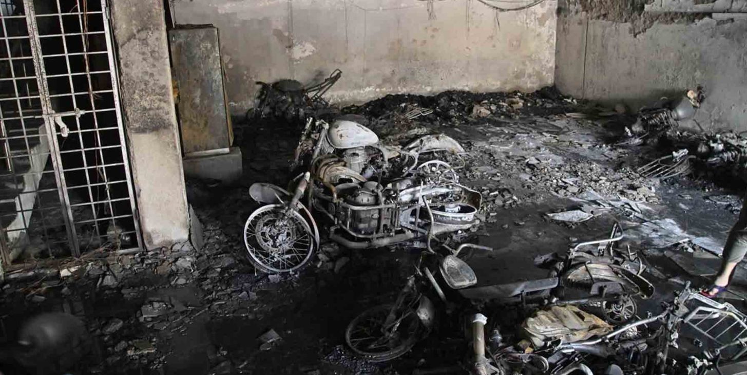 भीषण आग में फँसे लोगों को सुरक्षित निकाला गया